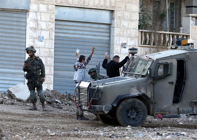 Archivo - November 27, 2025, Jenin, West Bank, Palestine: Jenin, West Bank, Palestine. 27 November 2025. The Israeli army allow some families to enter Jenin refugee camp to retrieve some of their belongings from their homes before their demolition. Israel