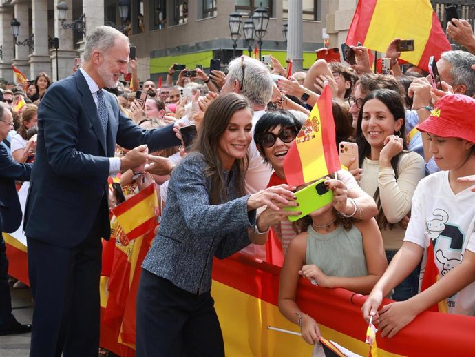 Los Reyes Felipe y Letizia saludando cariñosamente al pueblo a su llegada a Ceuta