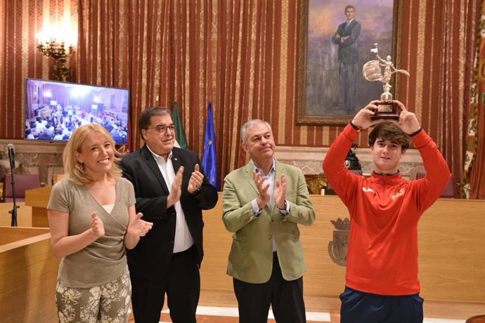 El Colegio San Agustín celebra su victoria en el Consistorio