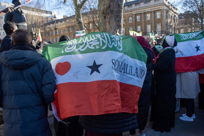Archivo - January 14, 2026, London, United Kingdom: A protester holds the Somaliland flag during the demonstration outside Downing Street in London. Over hundred of Somali people gathered outside Downing Street in London to call on the British Government 