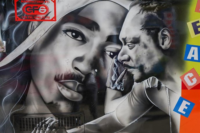 Archivo - Un grafitti de Tupac Shakur y Snoop Dogg en Nairobi (Kenia) 