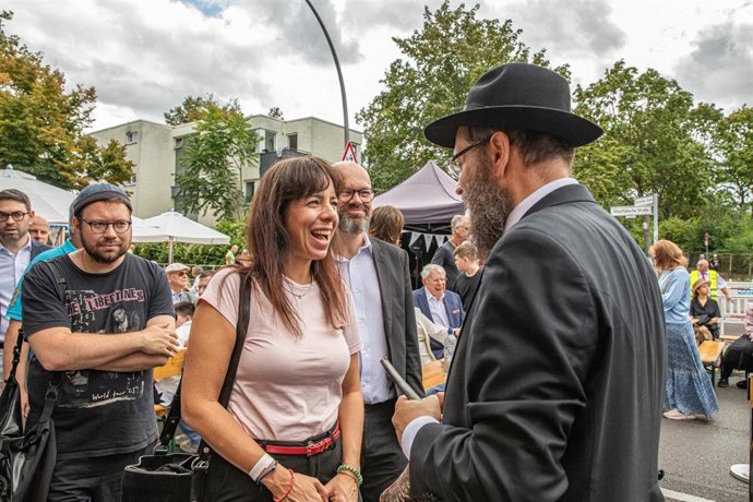 Archivo - La candidata de La Izquierda Elif Eralp durante una festividad con la comunidad judía de Berlín