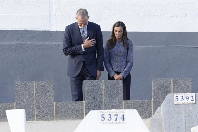 Los Reyes Felipe VI y Letizia durante el acto ecuménico de recuerdo a las personas que fallecieron en el mar, los días 30 y 31 de julio, en el Cementerio de Sidi Embarek, a 13 de octubre de 2026, en Ceuta (España). 