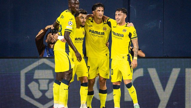 El delantero del Villarreal CF Georges Mikautadze (segundo por la izquierda) celebra con sus compañeros un gol en la Champions 2026-27.