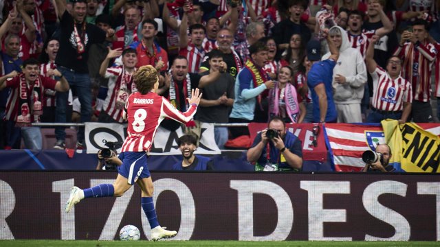 El centrocampista del Atlético de Madrid Pablo Barrios celebrando el primer gol del partido ante el Manchester United.