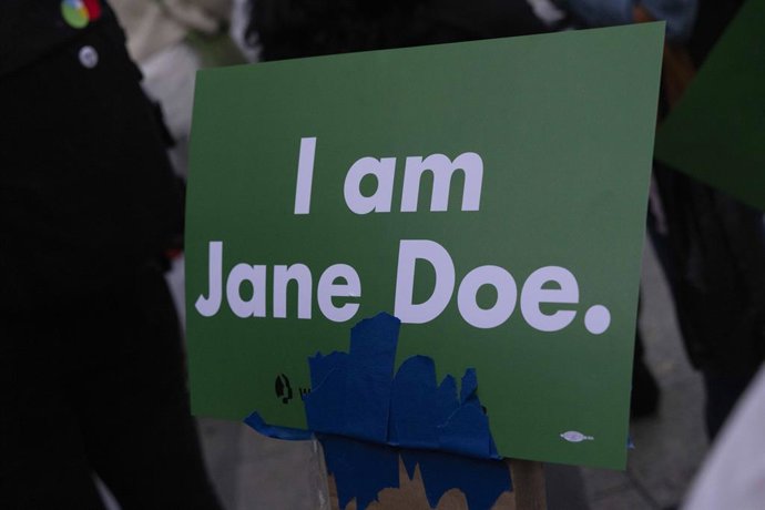 8 de outubro de 2026, Nova York, Nova York, EUA: Centenas de pessoas se reuniram na Foley Square, em frente ao prédio da Suprema Corte do Estado de Nova York, na parte sul de Manhattan, sob o lema “#StopSexualViolence: Da república estudantil à Casa Branc