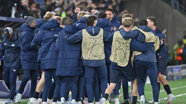 Los jugadoeres del Viking celebran uno de sus goles ante el Bayern en la Champions 26-27