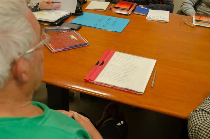 Archivo - Personas mayores estudiando 