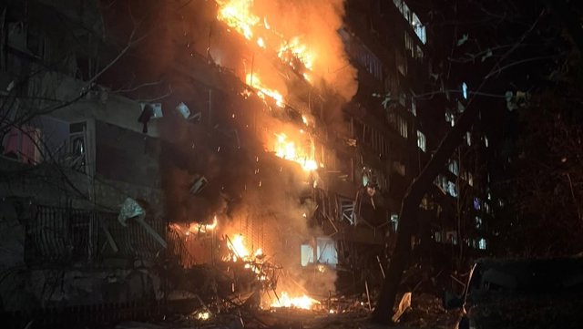 Daños causados por un bombardeo ruso en Kiev, Ucrania