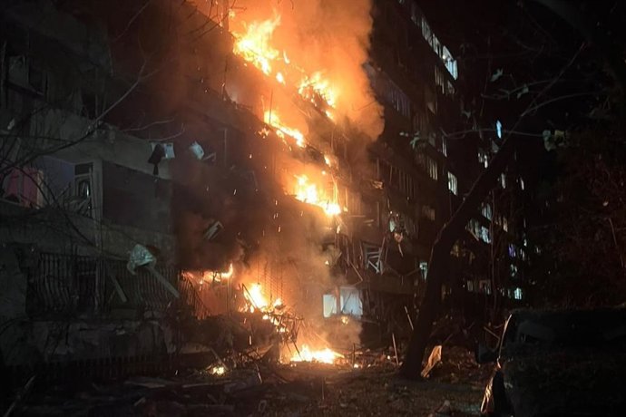 Daños causados por un bombardeo ruso en Kiev, Ucrania