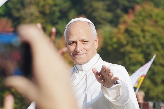 27 de setembro de 2026, Lourdes, França: O PAPA LEO XIV acena ao chegar para celebrar a missa no Santuário de Lourdes. Esta viagem marca a primeira visita de um papa a este país europeu desde a de Bento XVI, em 2008.