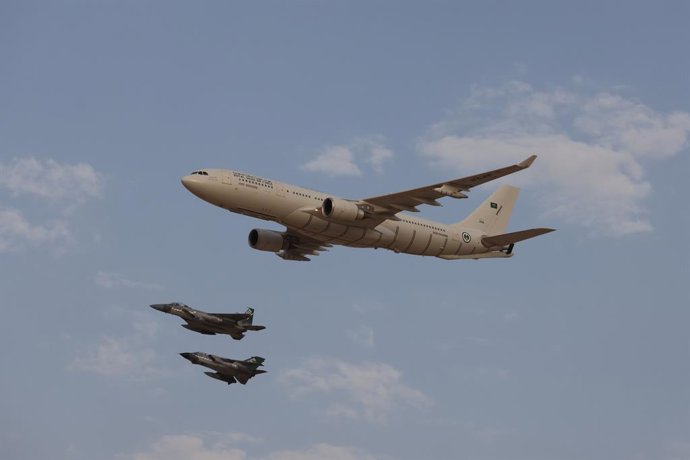 Archivo - RIYADH, Sept. 22, 2022  -- Aircrafts from the Royal Saudi Air Force perform during an air show to celebrate Saudi Arabia's National Day in Riyadh, Saudi Arabia, on Sept. 22, 2022.
