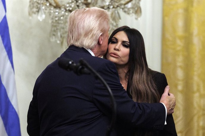Archivo - Arquivo - 26 de março de 2026, Washington, Distrito de Columbia, EUA: O presidente dos Estados Unidos, Donald J. Trump (à esquerda), e a embaixadora dos EUA na Grécia, Kimberly Ann Guilfoyle (à direita), durante um evento em comemoração ao Dia d