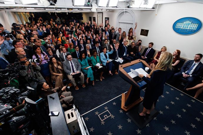 13 de outubro de 2026, Washington, Distrito de Columbia, EUA: A secretária de imprensa da Casa Branca, Katie Zacharia, conduz sua primeira coletiva de imprensa na Sala de Coletivas James S. Brady da Casa Branca, em Washington, DC, EUA, na terça-feira, 13 