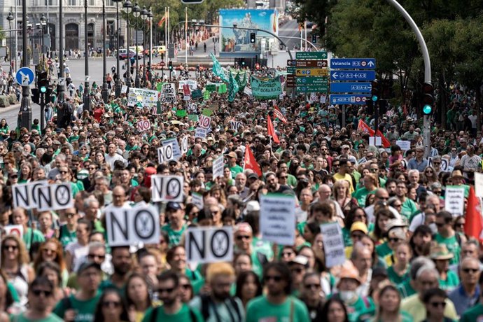 Numerosas personas durante una manifestación en apoyo al sistema educativo público, a 27 de septiembre de 2026, en Madrid (España). La comunidad educativa de la Comunidad de Madrid, integrada por docentes, familias y alumnado, ha convocado la movilización