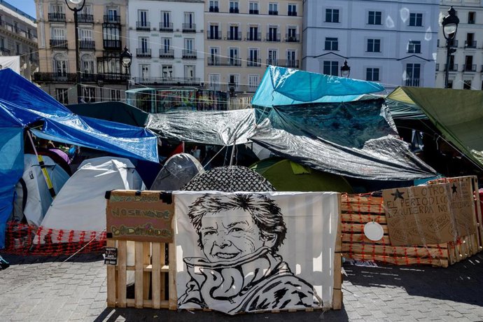 Varios carteles con mensajes en la Puerta del Sol, a 10 de octubre de 2026, en Madrid (España).