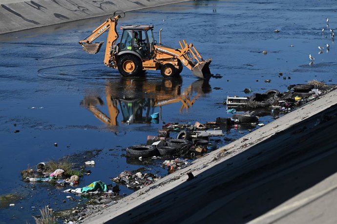2 de outubro de 2026, Tijuana, Baixa Califórnia, México: A Wildcoast e grupos ambientais da Baixa Califórnia, em parceria com organizações universitárias e autoridades estaduais, se mobilizaram para ajudar a remover lixo e pneus velhos do leito do rio Tij