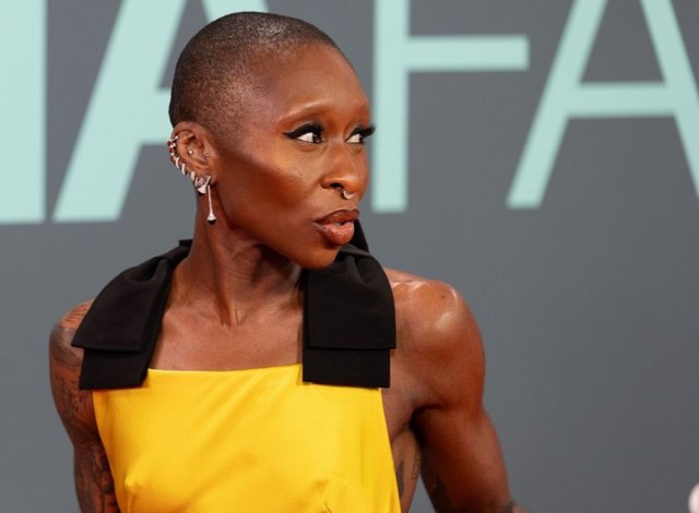 Cynthia Erivo recupera el poder del amarillo con un vestido satinado en el BFI London Film Festival