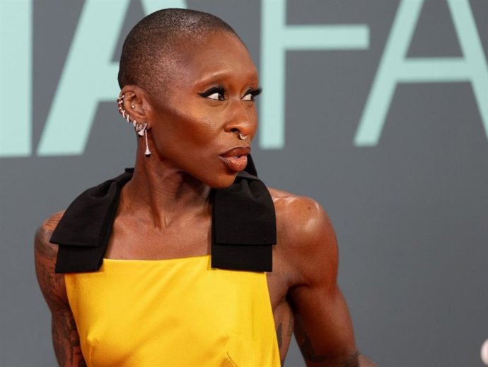 Cynthia Erivo recupera el poder del amarillo con un vestido satinado en el BFI London Film Festival