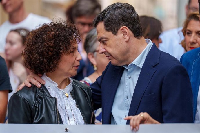Archivo - El presidente de la Junta y candidato del PP-A a la reelección, Juanma Moreno, junto a la madre de Sandra Peña, en una concentración contra el bullying. A 02 de mayo de 2026, en Córdoba (Andalucía, España).  