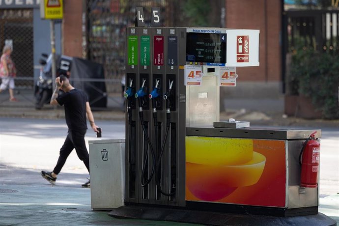 Archivo - Surtidores de combustible en una gasolinera