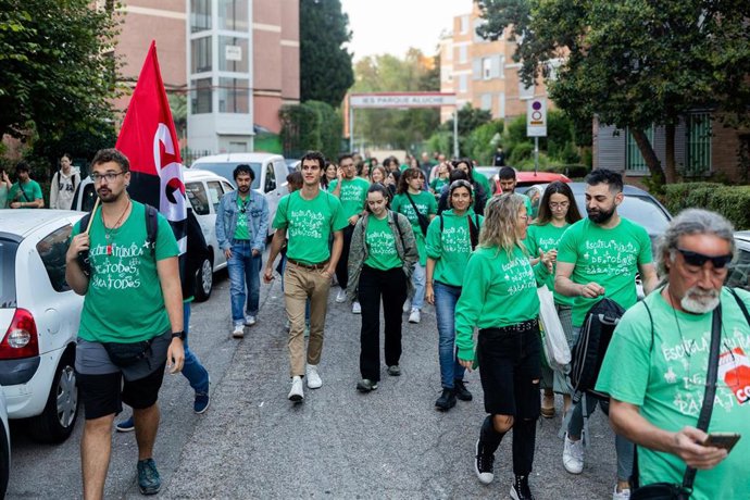 Varios profesores con camisetas sobre la huelga de la educación pública, a 14 de octubre de 2026, en Madrid (España).