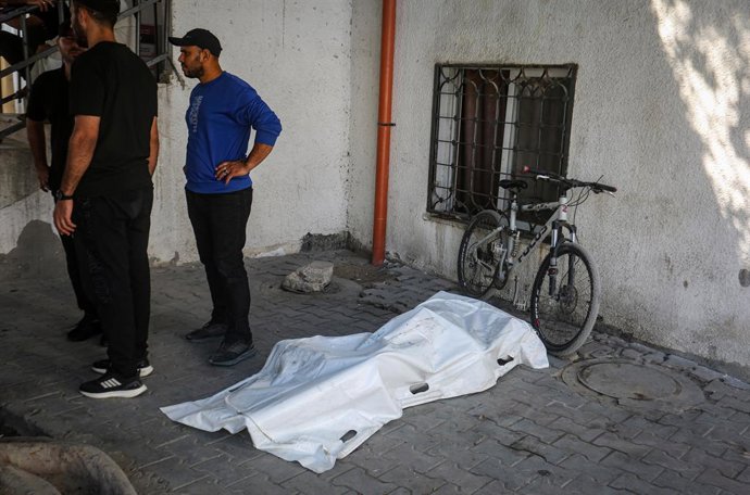 13 de outubro de 2026, Cidade de Gaza, Faixa de Gaza, Território Palestino: Palestinos se despedem do corpo de Momen al-Ay no Hospital al-Shifa, na Cidade de Gaza, em 13 de outubro de 2026, depois que ele foi levado ao hospital após ter morrido em um ataq