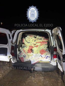 Furgoneta recuperada con los sacos de nitrato de calcio sustraídos de un almacén agrícola de El Ejido (Almería).