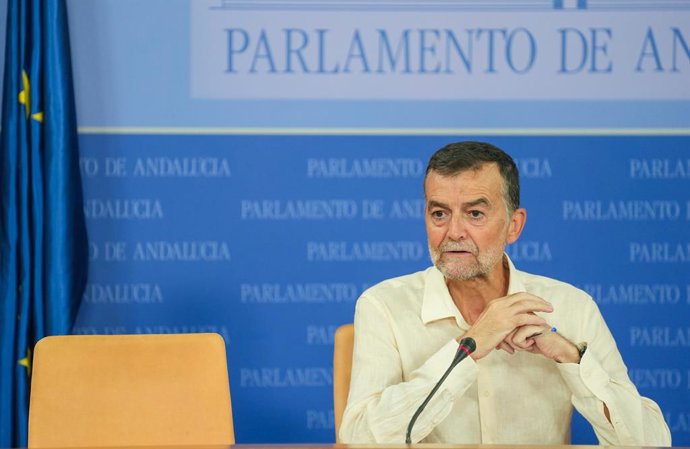O porta-voz do partido Por Andalucía, Antonio Maíllo, durante a coletiva de imprensa que antecedeu a sessão plenária do Parlamento da Andaluzia. Em 30 de setembro de 2026, em Sevilha (Andaluzia, Espanha). Antonio Maíllo anunciou, em coletiva de imprensa, 