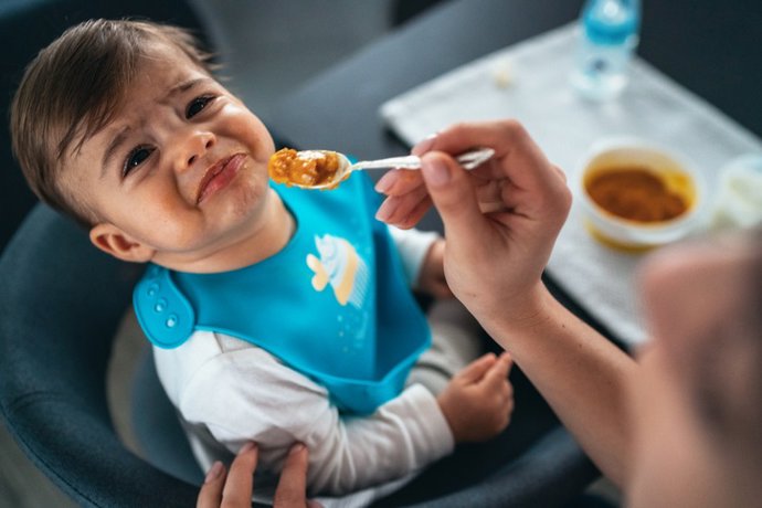Archivo - Niño con cara de pena porque no quiere comer.