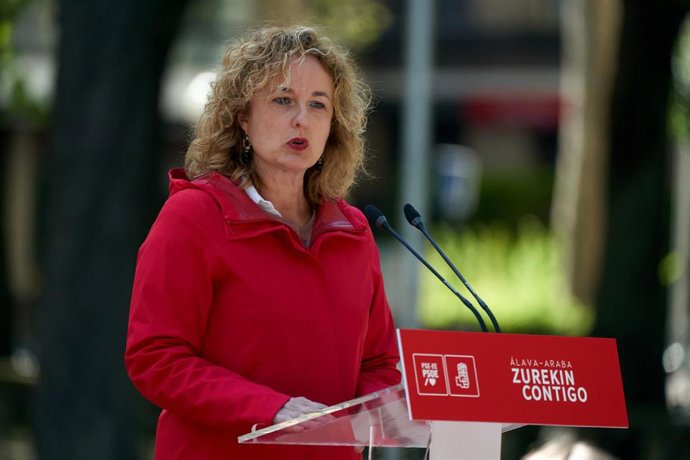 Archivo - La candidata socialistas a diputada general de Álava, Cristina González, interviene durante un acto 