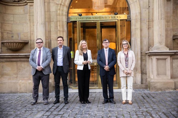 La consejera de Economía, Innovación, Empresa y Trabajo Autónomo, Belinda León, junto a su equipo, presenta los presupuestos de 2027 de su departamento