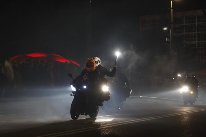 Archivo - Varios motoristas participan con sus motos en el desfile de las antorchas en la concentración motera Pingüinos. Foto archivo