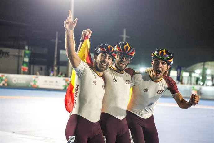 Chevi Guzmán, Patxi Peula y Manu Taibo celebran su medalla de oro en partinaje de velocidad en los World Skate Games 2026