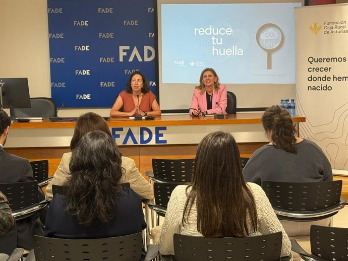 La directora de Desarrollo de FADE, Leticia Bilbao y la directora de la Fundación Caja Rural, Eva Pando.