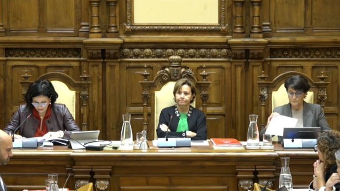 La alcaldesa de Gijón, Carmen Moriyón, preside el Pleno Municipal gijonés.