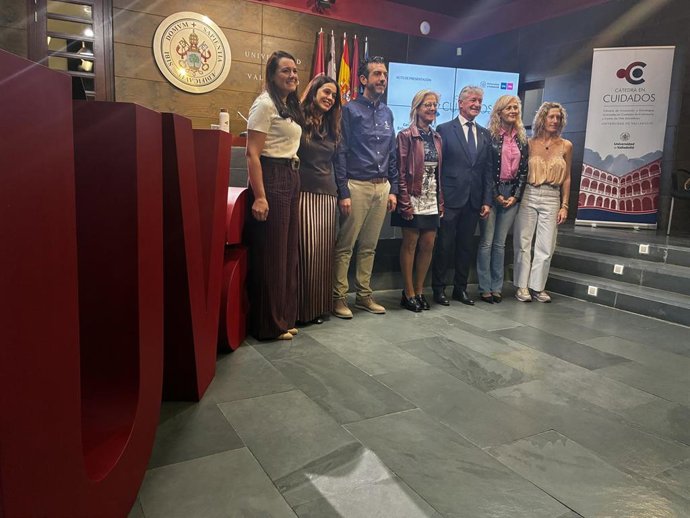 Responsables de la cátedra, junto con la rectora Pilar Garcés y el alcalde de Arroyo, Sarbelio Fernández.