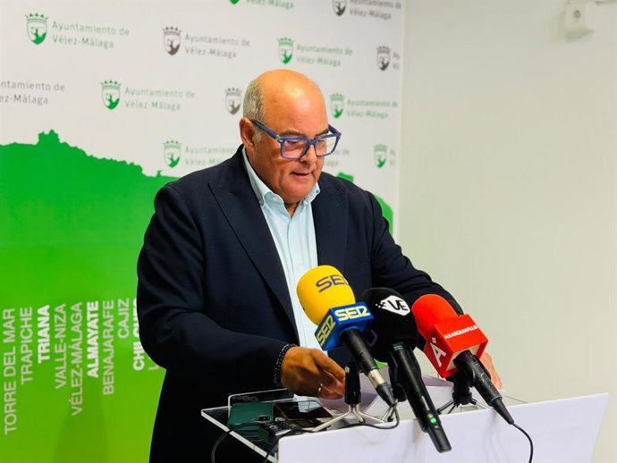 El alcalde de la localidad malagueña de Vélez-Málaga, Jesús Lupiáñez, en la rueda de prensa donde ha anunciado su renuncia.