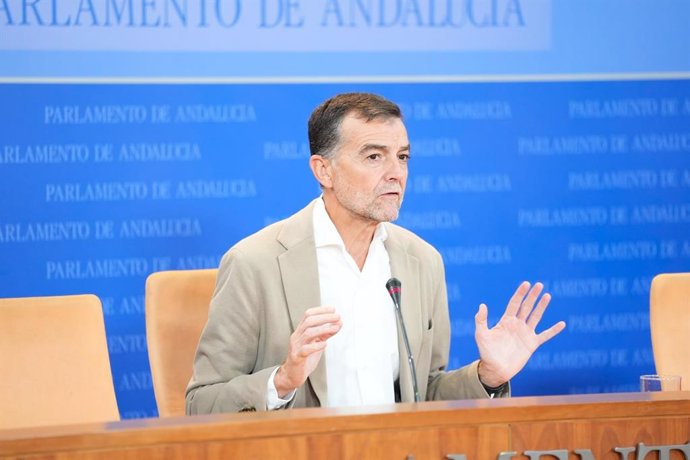El coordinador federal de Izquierda Unida (IU) y portavoz de Por Andalucía, Antonio Maíllo, en una rueda de prensa en el Parlamento de Andalucía.