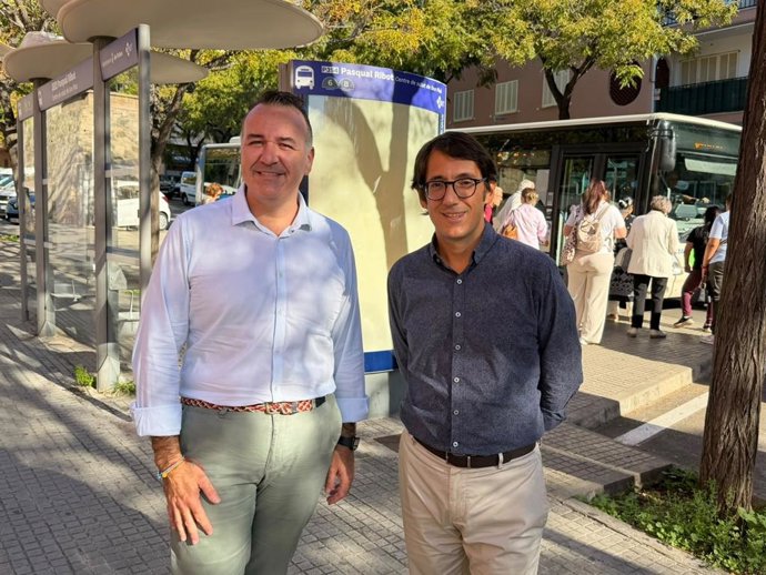 El candidato del PSIB a la alcaldía de Palma, Iago Negueruela (der.), y el portavoz socialista en el Ayuntamiento de Palma, Xisco Dalmau.