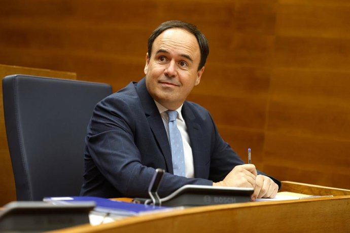 El 'president' Juanfran Pérez Llorca en el pleno de Les Corts