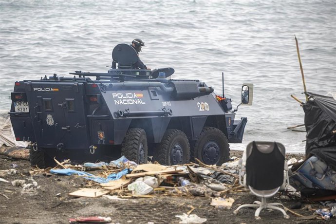 Agentes de la Policía Nacional intervienen durante el proceso de desalojo del embolsamiento de migrantes en la playa de El Trampolín, a 5 de octubre de 2026, en Ceuta (España).