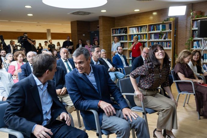 El presidente del Gobierno, Pedro Sánchez, y  la ministra de Ciencia, Innovación y Universidades, Diana Morant,  