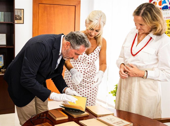 La consejera Patricia del Pozo de julio de 2025 en la Biblioteca de Andalucía, cuando la institución adquirió una serie de primeras ediciones de la Generación del 27.