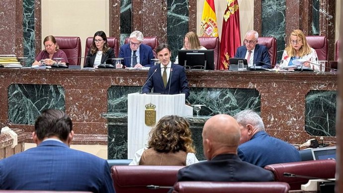 El consejero de Infraestructuras y Desarrollo Territorial, Jorge García Montoro, interviene en el Pleno de la Asamblea Regional
