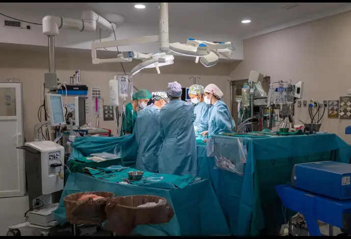 Extirpan a una paciente un tumor cardíaco de más de once centímetros en el Hospital Regional de Málaga