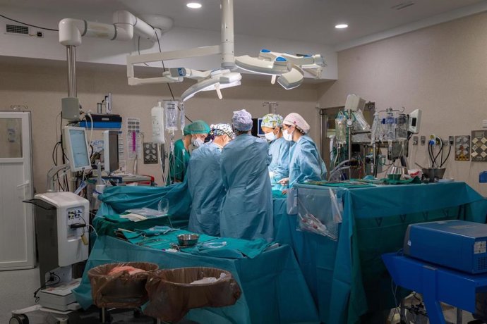 Extirpan a una paciente un tumor cardíaco de más de once centímetros en el Hospital Regional de Málaga