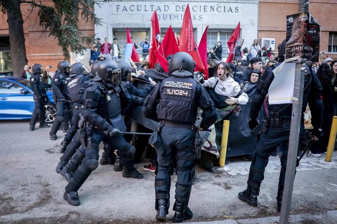Cargas policiales durante una manifestación en el campus de Ciudad Universitaria, a 14 de octubre de 2026, en Madrid (España). El profesorado de la educación pública de la Comunidad de Madrid ha iniciado hoy una huelga indefinida para reclamar más recurso