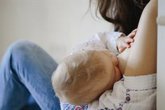 Foto: La lactancia materna influye en los virus asociados a bacterias intestinales del bebé en su primer año, según un estudio