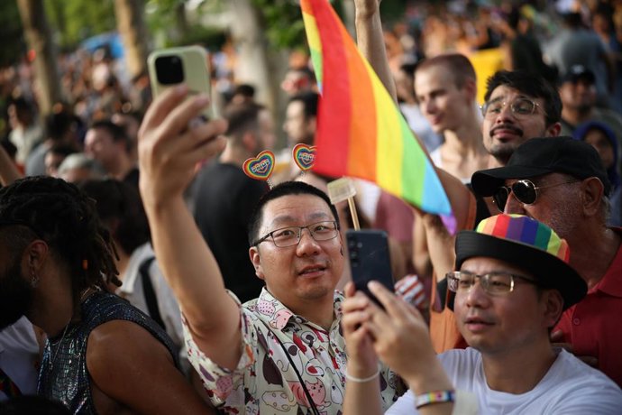 Archivo - Ambiente en las calles de Madrid, durante la manifestación estatal del Orgullo LGTBI+ 2026, a 4 de julio de 2026, en Madrid (España). 